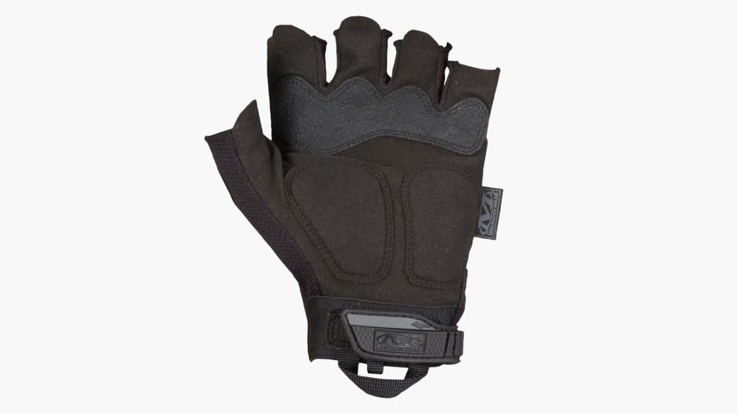https://assets.roguefitness.com/f_auto,q_auto,c_limit,w_1042,b_rgb:f8f8f8/catalog/Straps%20Wraps%20and%20Support%20/Hand%20Protection/Gloves/MG0012/MG0012-WEB1_saun9q.png