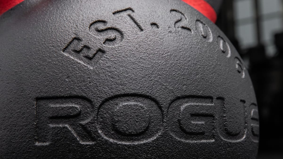 Rogue Ductile Iron Kettlebells · mango y bandas
