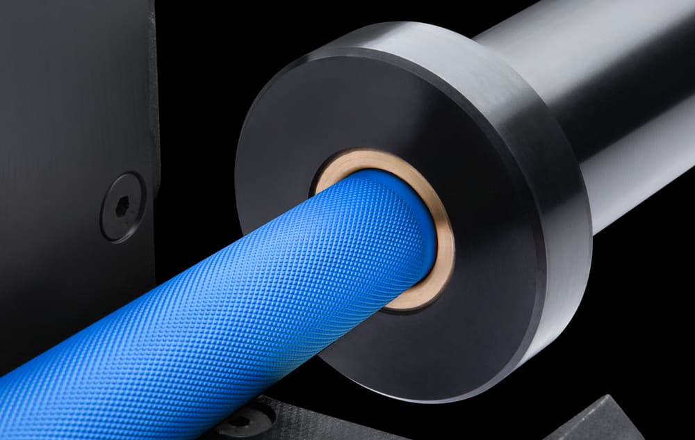 Detalle de buje de bronce y unión eje Cerakote azul / manga mate negro