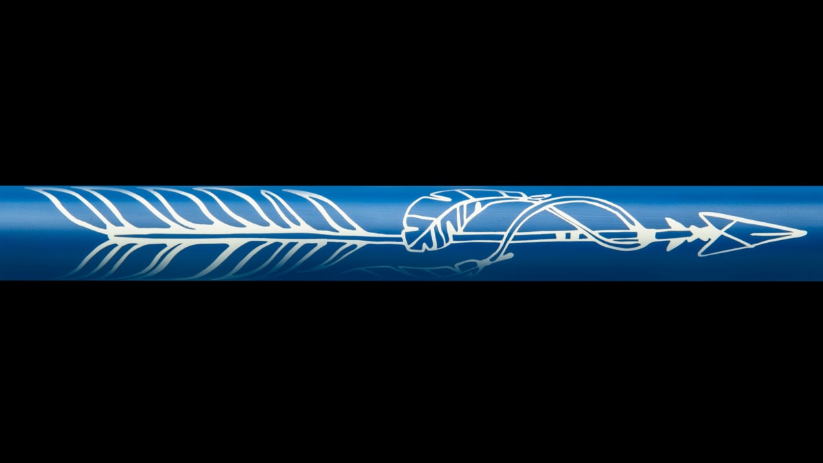 Detalle del logo Arrow de Tia-Clair Toomey en eje Cerakote azul